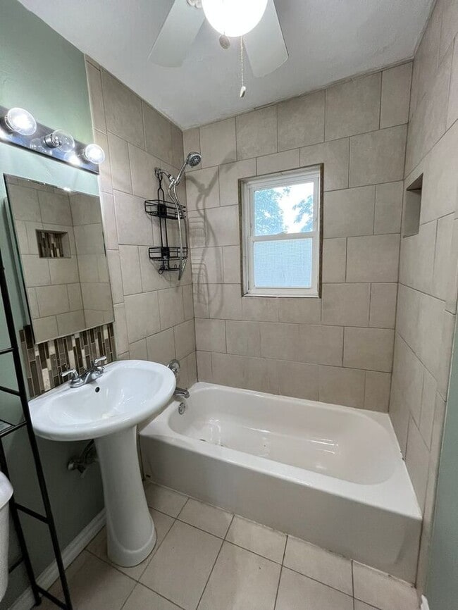 Building Photo - Cute 2 Bed 1 Bath