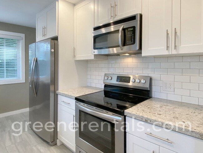 Building Photo - Beautifully Remodeled 2BD/1BA Duplex in Ol...