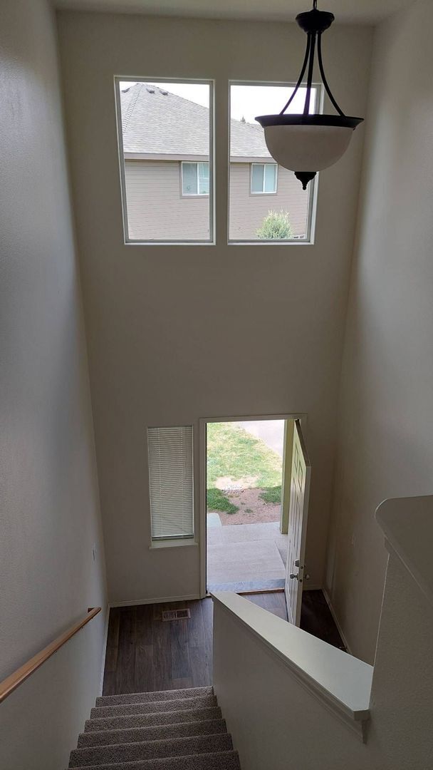 Building Photo - 3 Bed/2.5 Bath Townhouse with Garage - NE Bend