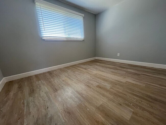 Building Photo - 2 Bed 1 Bath, 1 Car garage and W/D Hookups!