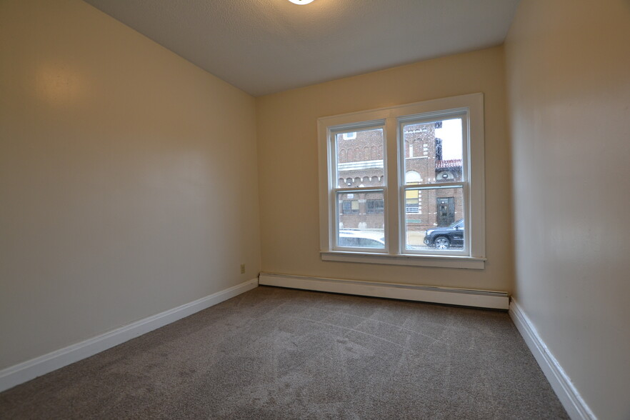 Building Photo - 527 Walsh Ave