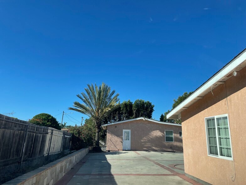 Building Photo - 3806 Linda Vista Dr