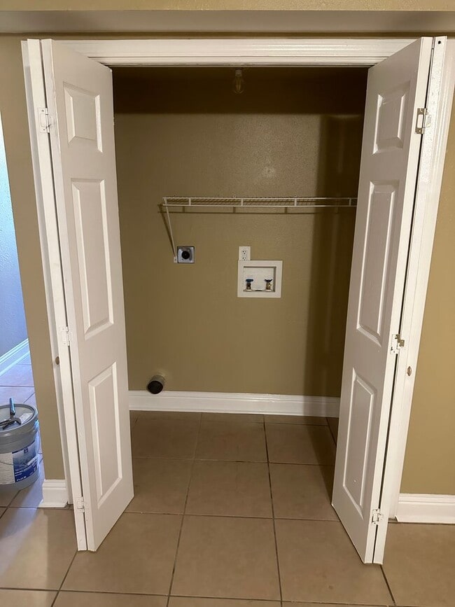 Building Photo - 3 Bedroom 2.5 Bath Townhouse