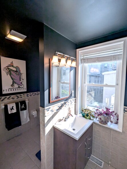 2nd floor full bath - 1138 Day St