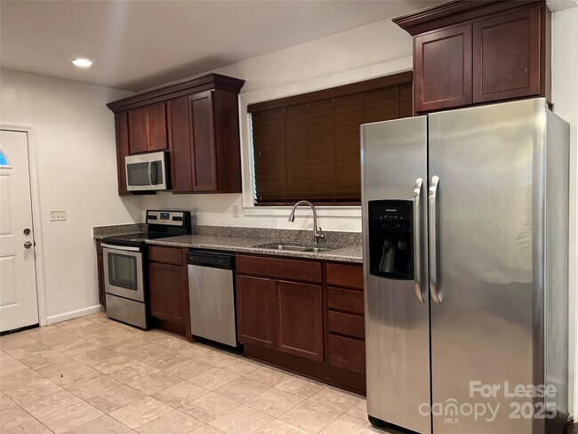 Building Photo - 424 Woodvale Pl