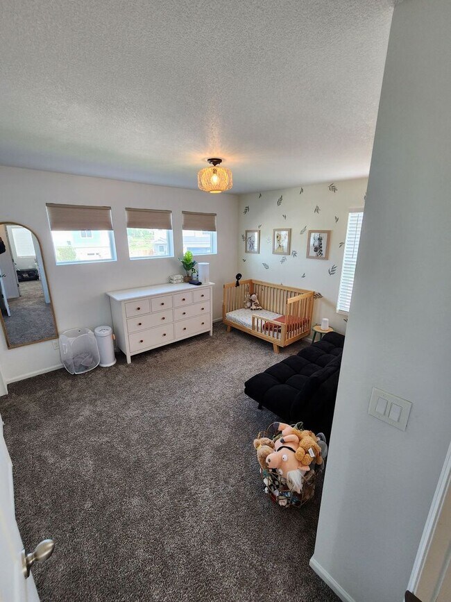 Building Photo - Beautiful 3-Bed, 3-Bath Home on a Spacious...