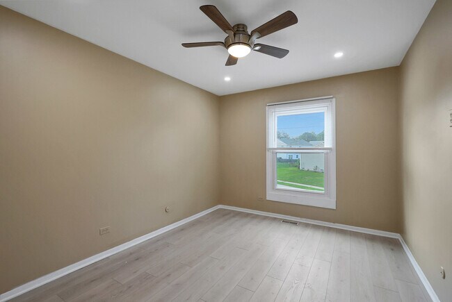 Building Photo - 1356 Larchmont Dr