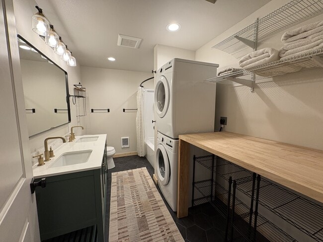 Building Photo - 1070 E McReavy Rd