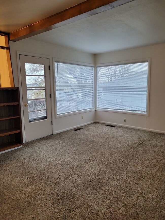 Building Photo - FREE DECEMBER RENT - New Interior Paint/ 1637 Sq Ft