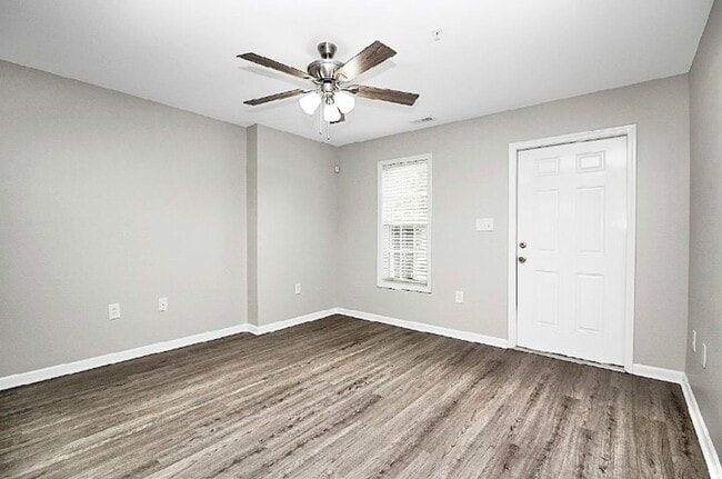 Building Photo - Charming 1 Bedroom/1 Bathroom Condo - Newl...