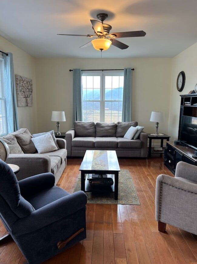 Building Photo - Single Family Home with Breathtaking Views