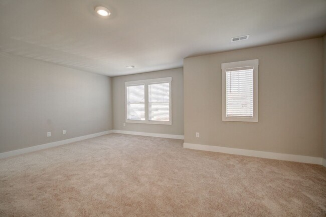 Building Photo - Gorgeous 4 BR, 3BA, Home with Loft, and 2 ...