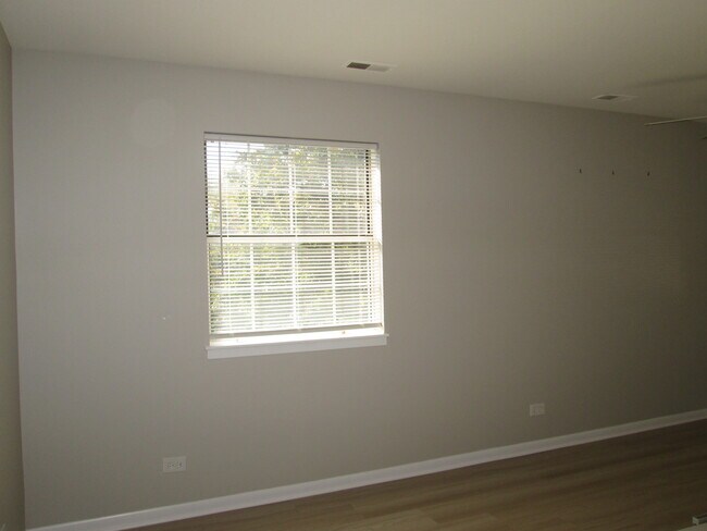 Building Photo - 557 E Shag Bark Ln