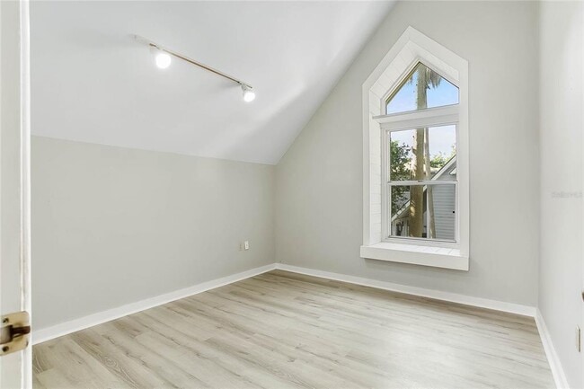 Building Photo - 754 N Westmoreland Dr