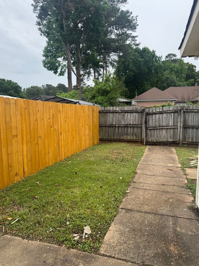 Building Photo - Attached Single Level 3 bedroom 2 bath