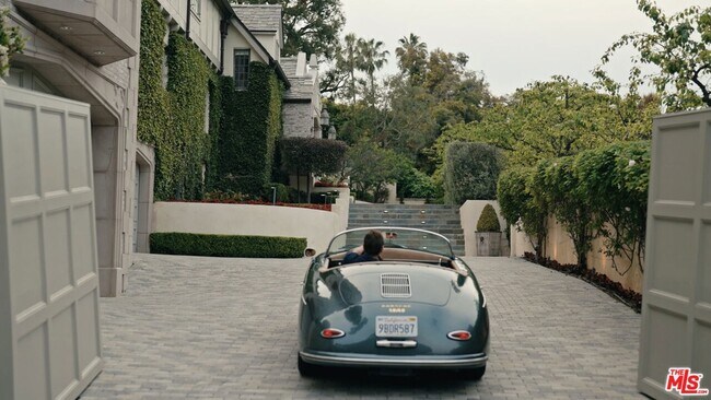 Building Photo - 10950 Bellagio Rd