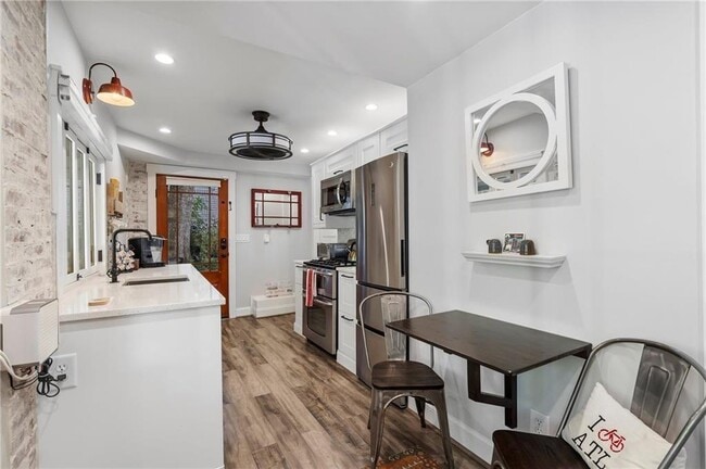 Building Photo - 663 Yorkshire Rd NE