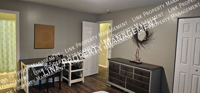 Building Photo - 2433 Meade Cir