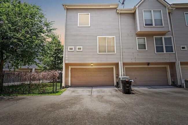 Building Photo - 2124 Gillette St