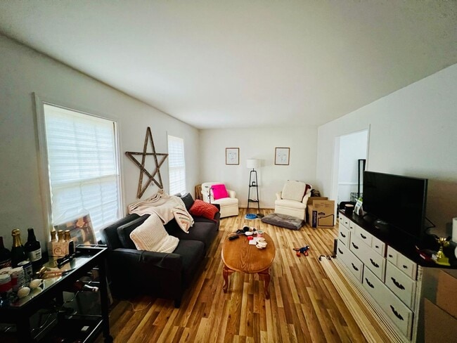 Building Photo - Charming 4-Bedroom Home with Ample Space and Modern Amenities