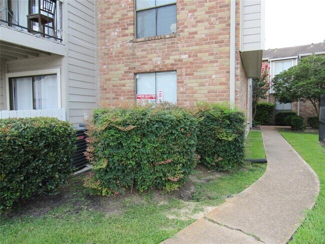 Building Photo - 17331 Red Oak Dr