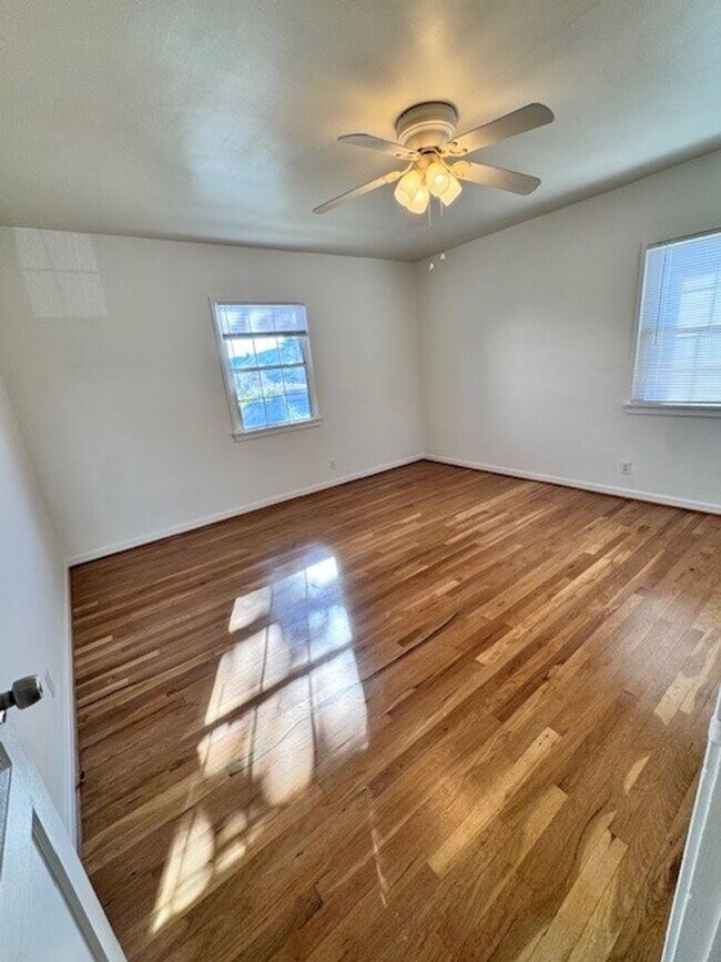 Building Photo - One bedroom, one bath in La Crescenta