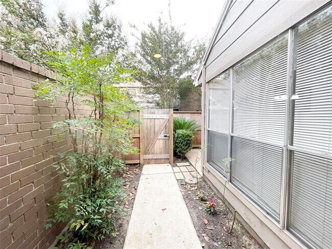 Building Photo - 13897 Hollowgreen Dr