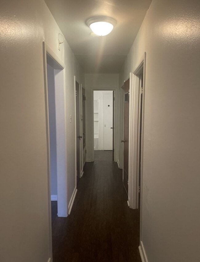 Building Photo - 3 bed 1 bath 1 car garage- READY NOW!