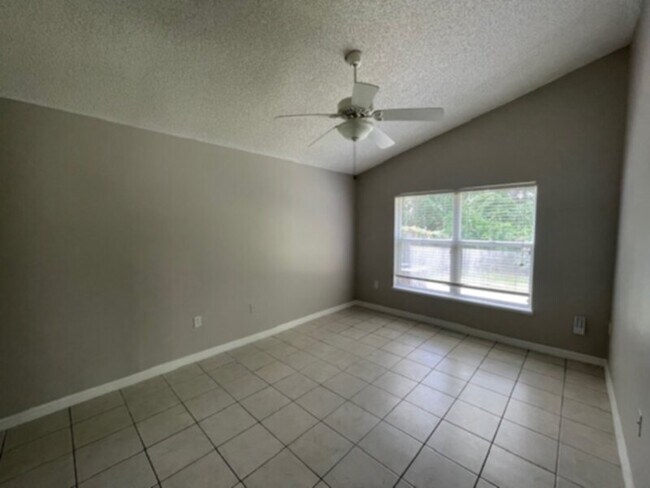 Building Photo - 3 Bed, 2 Bath, ALL Tile Floors, Garage!