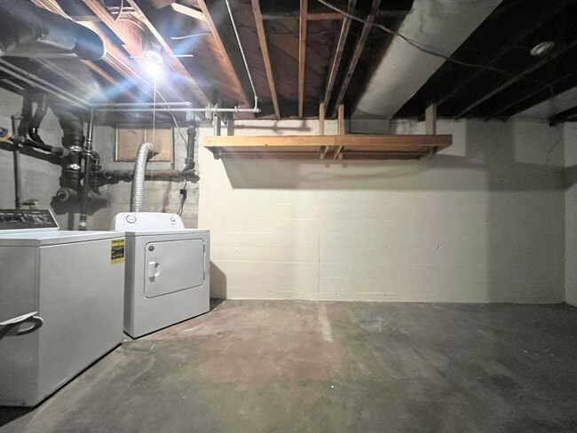 Building Photo - 2 bed, 1 bath condo