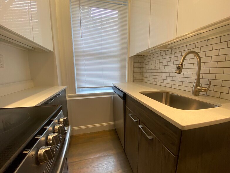 Building Photo - 125 Park Dr