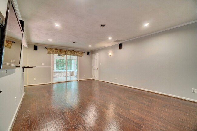 Building Photo - Fabulous 4-Bedroom Great Neck Home Ready 0...