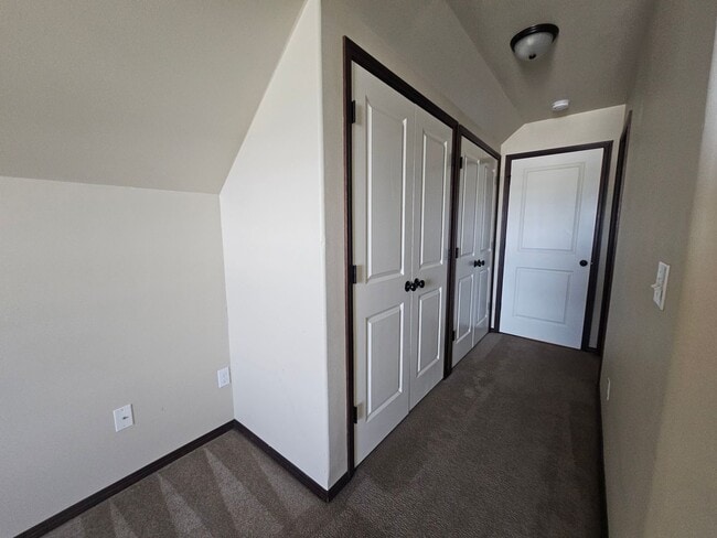 Building Photo - Spacious Home!