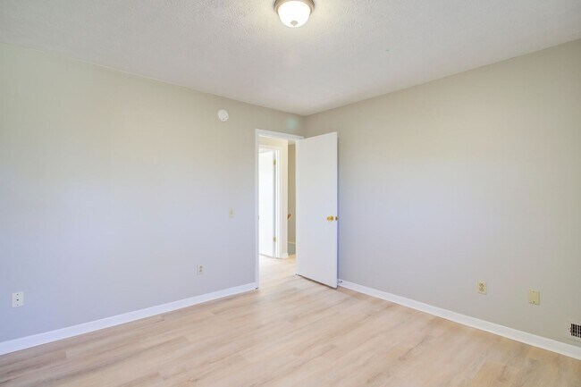 Building Photo - 5021 Emerald Dr