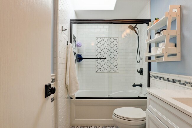 Building Photo - 1086 NE Locksley Dr