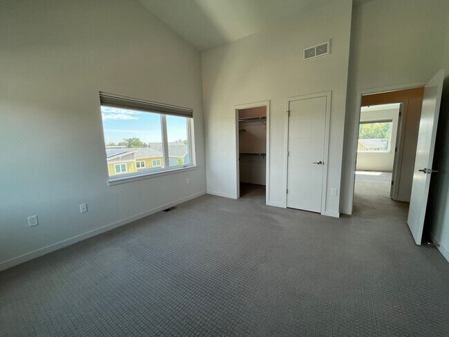 Building Photo - Beautiful Modern Townhouse in North Fort C...