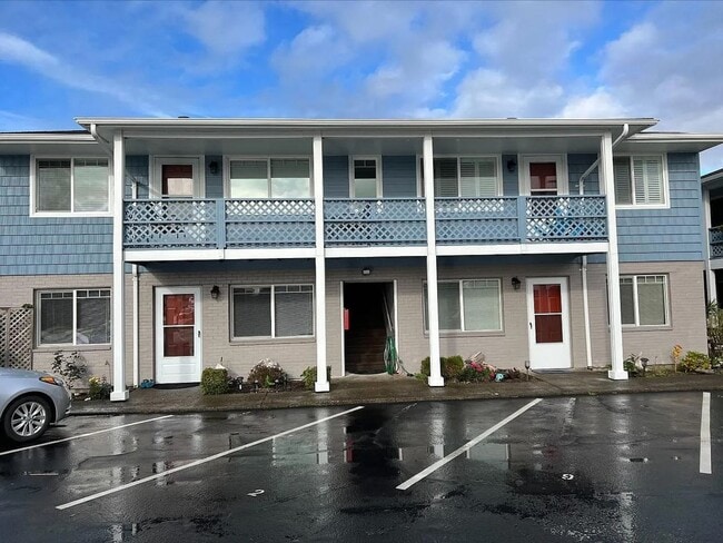 Building Photo - Furnished 2 bed/1 bath Apartment in Long Beach/All utilities Included