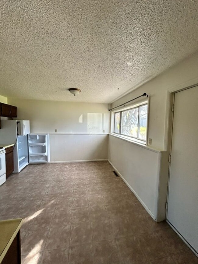 Building Photo - Move-In Today 2 Bedroom 1 Bathroom Apartment Close to Campus!