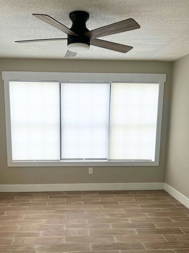 Building Photo - Spacious 4 Bedroom Home with Flex Room & S...