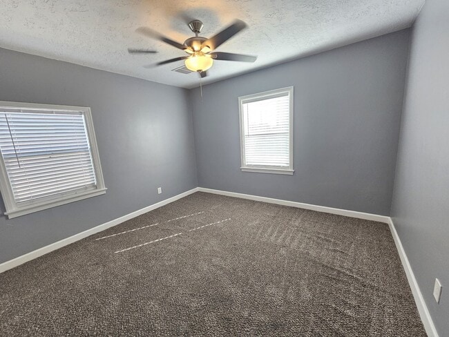 Building Photo - Charming Home 3 bedrooms 1 bath Large Yard.