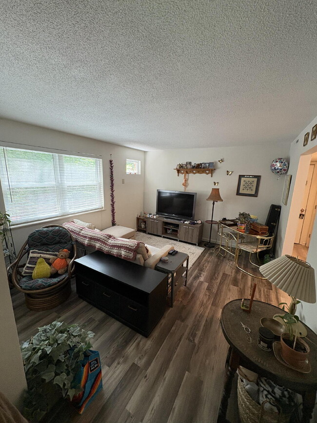 Building Photo - Apartment For Rent! In Unit Laundry!