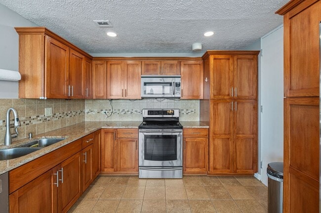 Building Photo - Breathtaking downtown East-facing, penthouse condo - FURNISHED!