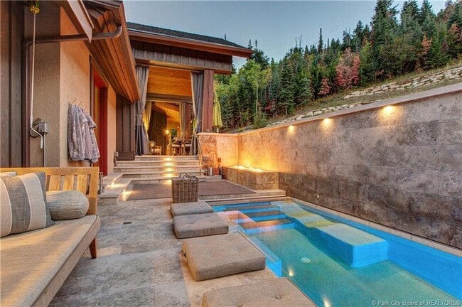 Building Photo - 5440 Cove Hollow Ln