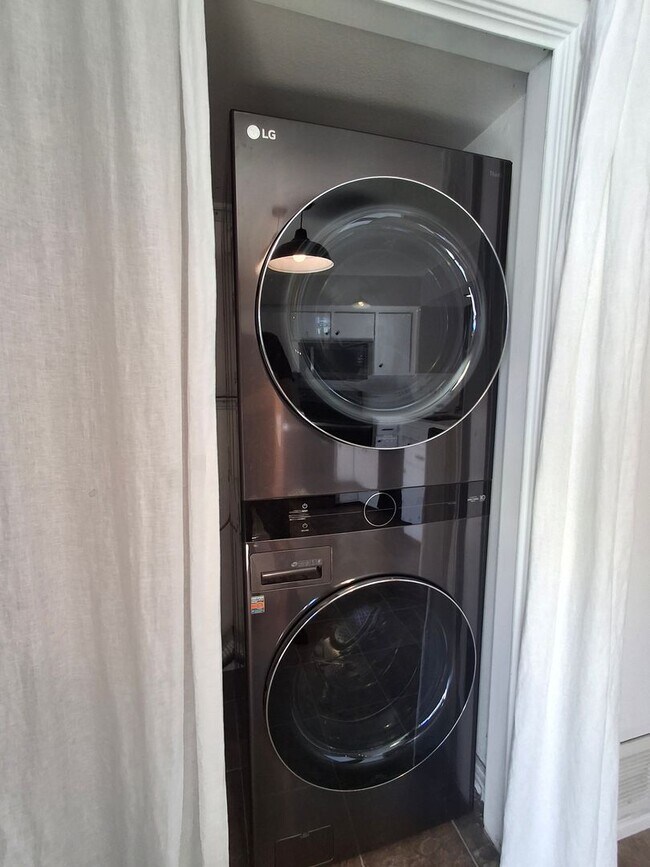 Building Photo - Beautifully Renovated Townhome-MUST SEE!!!