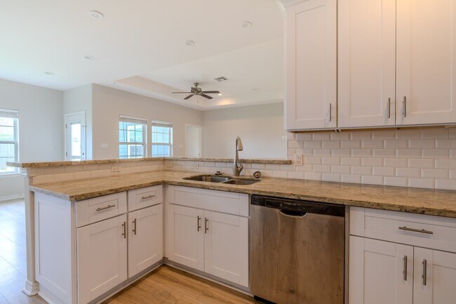 Building Photo - 2422 Cardinal Dr