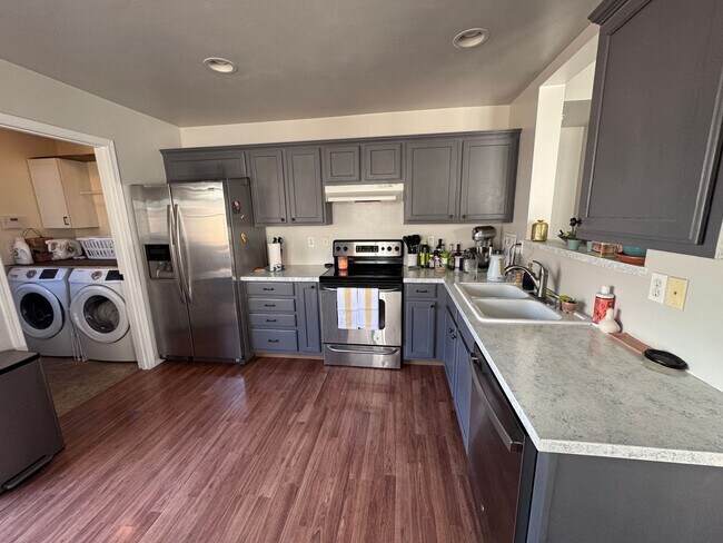 Building Photo - Centrally Located 3/2 Home in Central Kits...