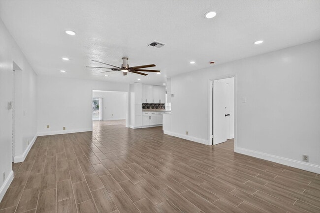 Building Photo - 600 S Mangonia Cir