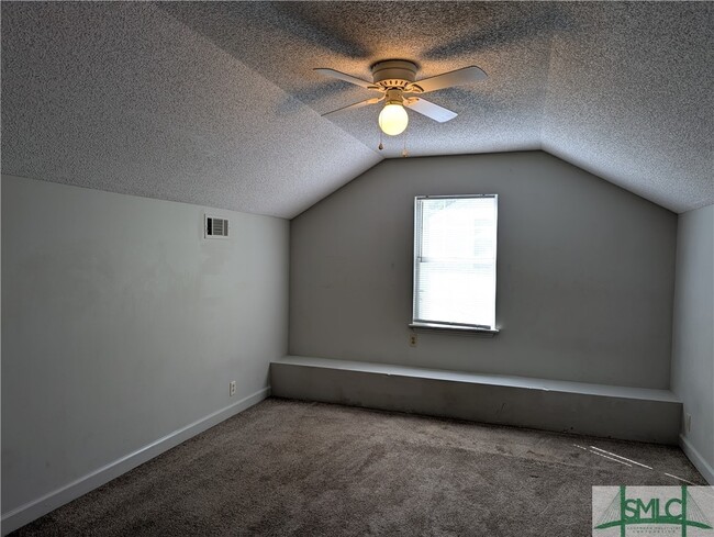 Building Photo - 1039 N Ash St