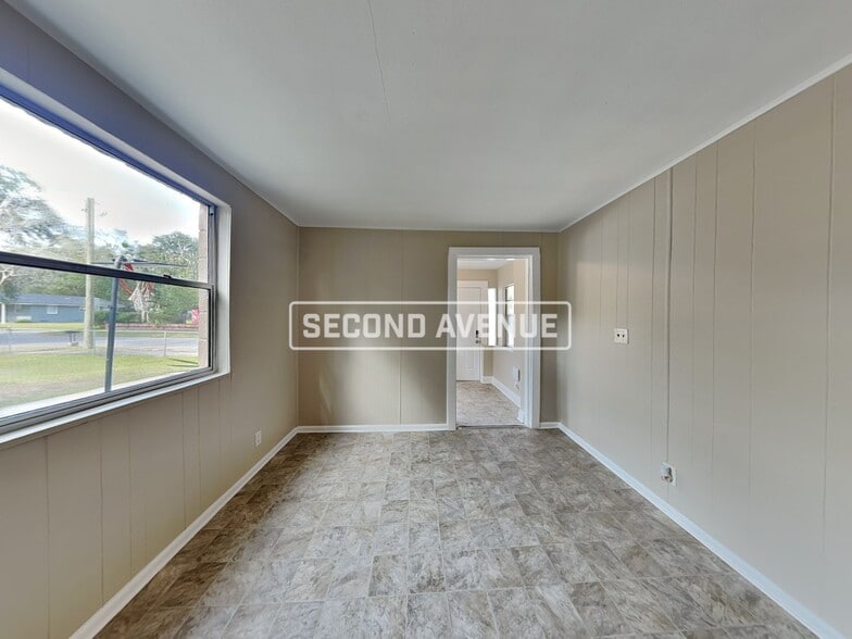 Building Photo - 1584 W 27th St