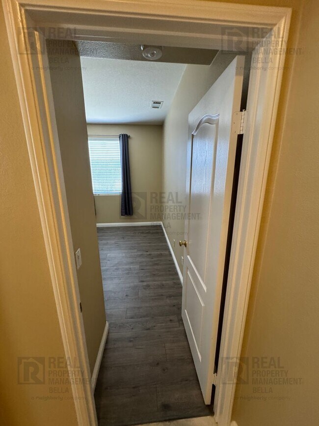 Building Photo - Ideal Layout! 4 Bedroom Home with Main Floor Bed/Bath & Open Loft